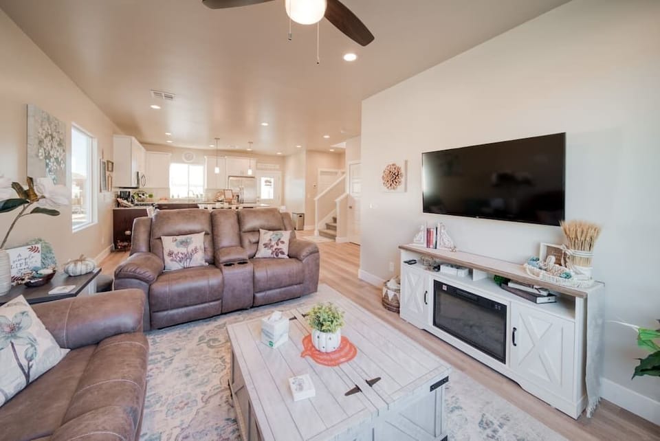 Living Room/TV/Fireplace/Kitchen - Fall Season