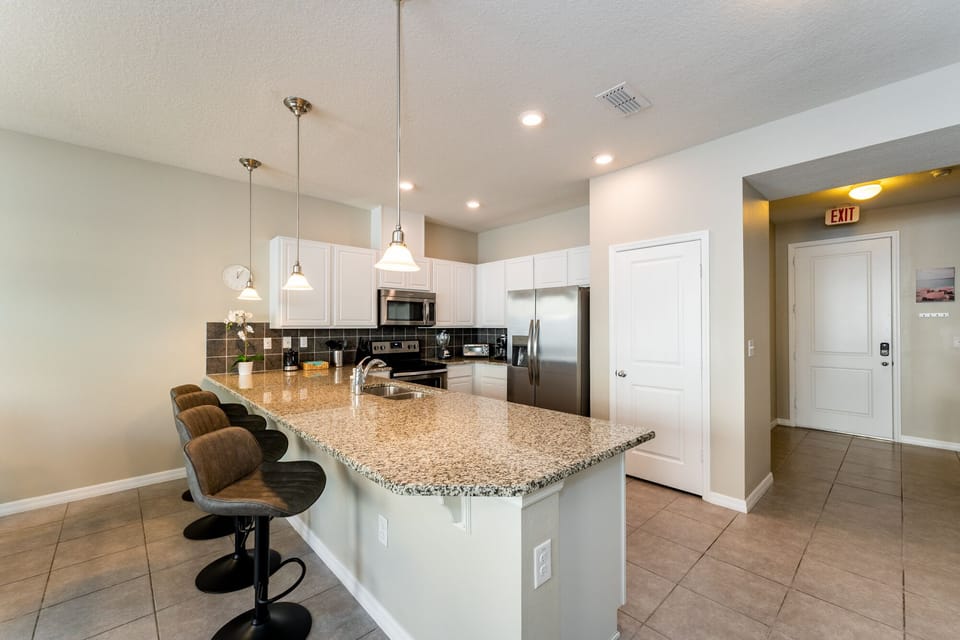 kitchen showing breakfast bar