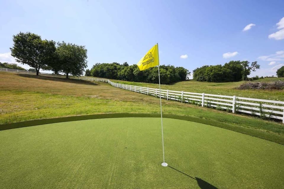 Multiple putting green area!