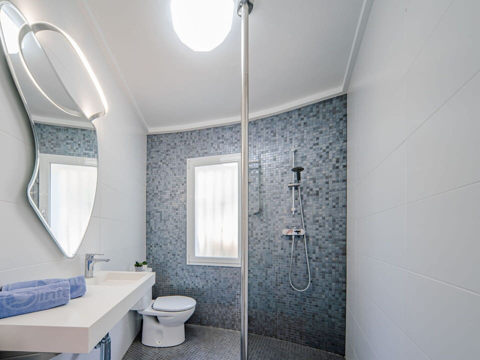 Property, Mirror, Sink, Plumbing Fixture, Bathroom, Interior Design, Building, Tap, Bathroom Sink