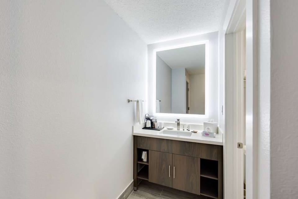 Queen Beds Bathroom