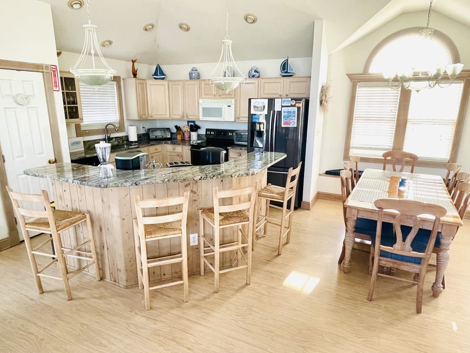Kitchen w 2 Dining and island bar total seating 20