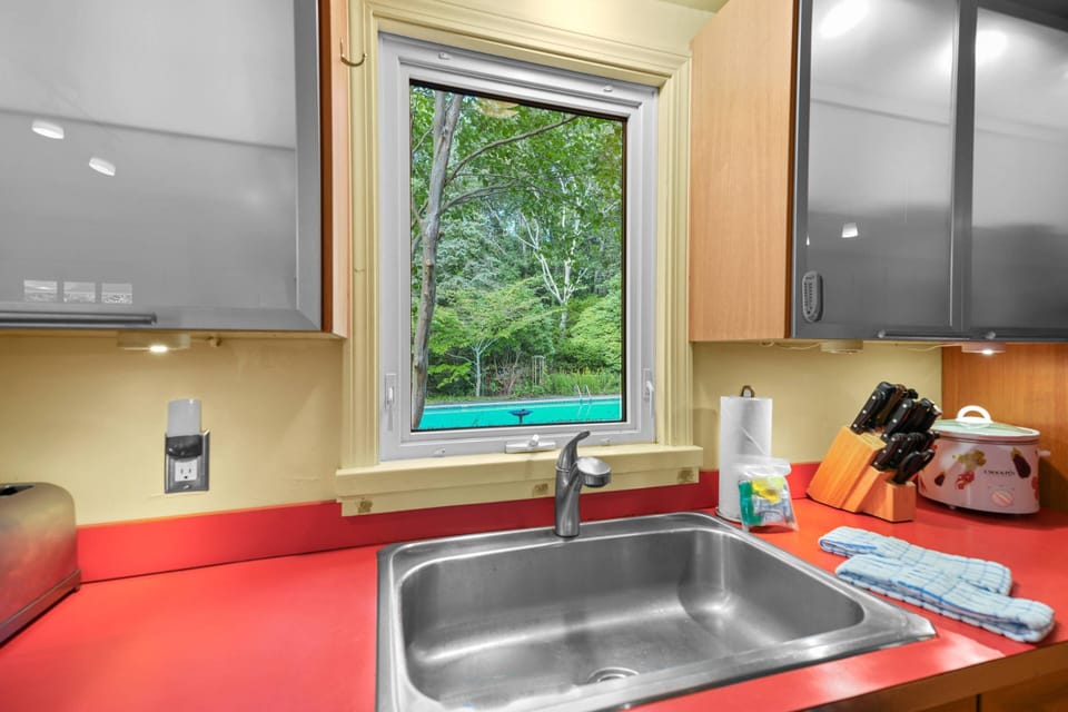 kitche view to pool