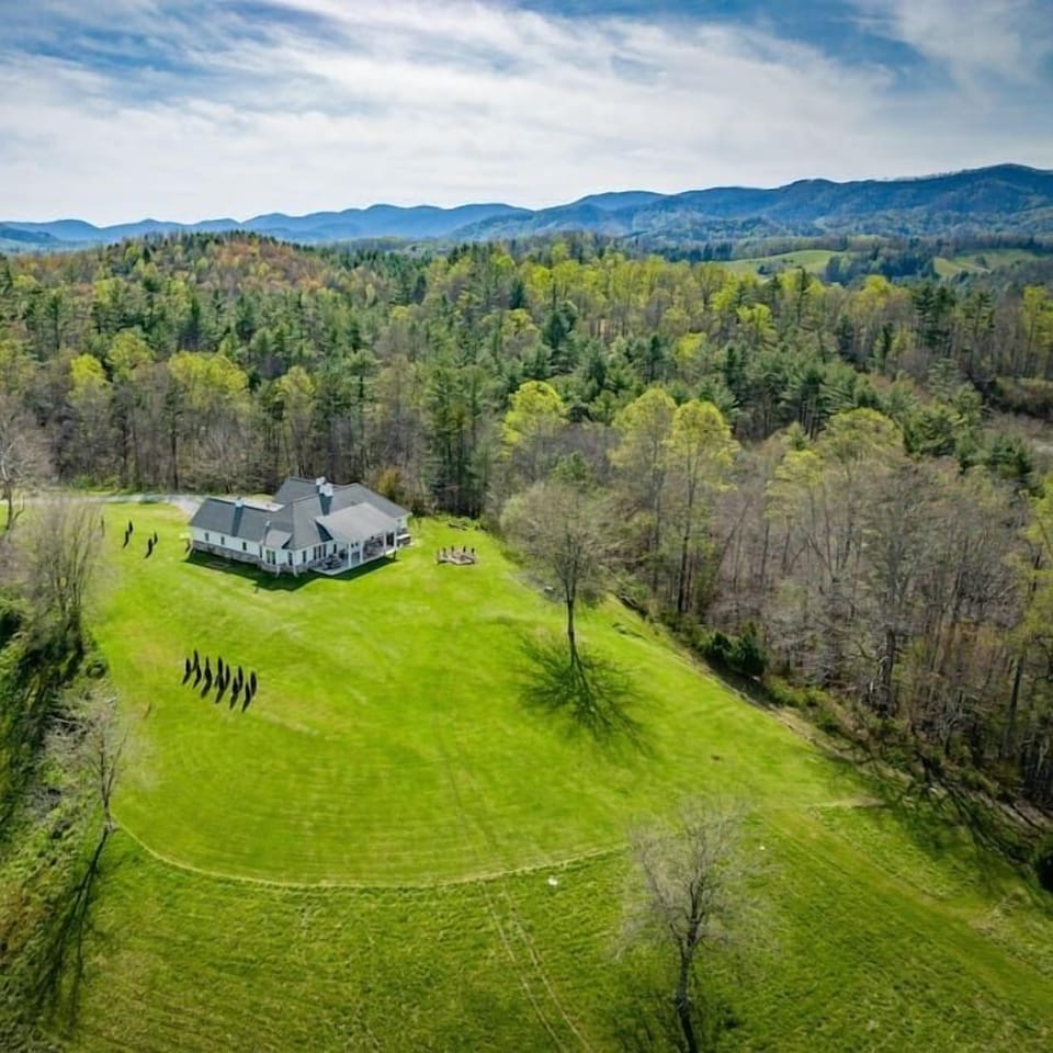 Welcome to Bear Creek“BEST North Carolina Mountain home! By Far!” (- Jen) Enough said! :)