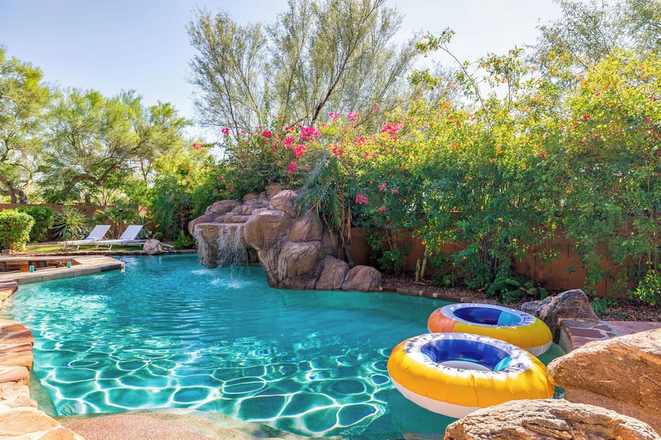 Beautiful pool with a natural design and atmosphere, surrounded by foliage.