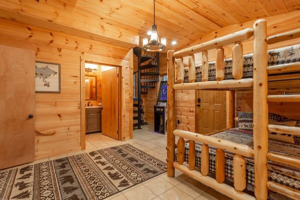 Queen Bunk Beds! (sleeps 4 total)