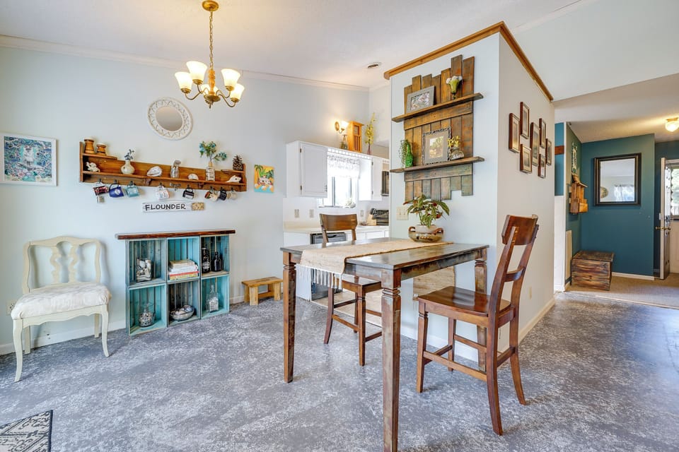 Dining Area | Dishware & Flatware Provided