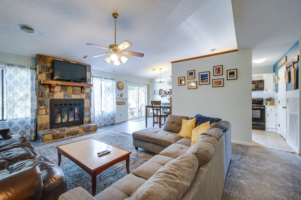 Living Room | Sleeper Sofa | Smart TV | WiFi | Fireplace