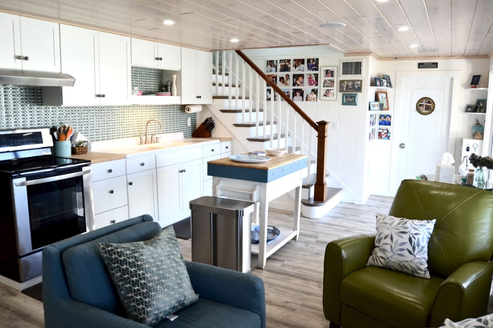 Kitchen with seating area