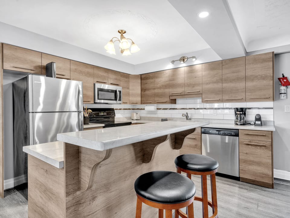 Fully equipped modern kitchen.