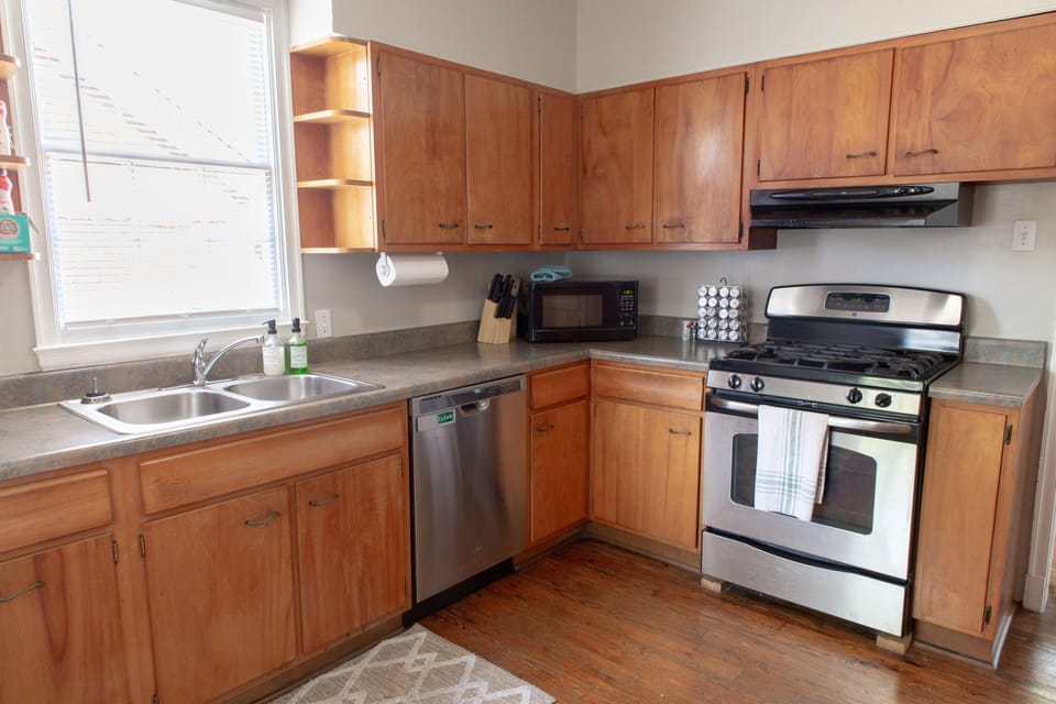 Kitchen 1/4

Fully stocked with any cooking supplies you could need!