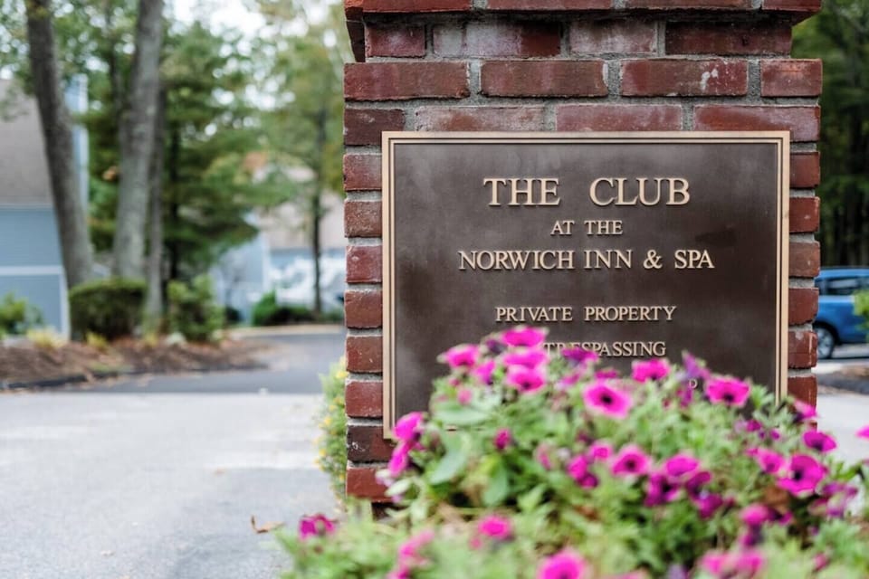 The Villas at Norwich Inn! Your memories & experience awaits! We can’t wait to host your next vacation! Please take a look around & let us know how we can help make your stay extra special. Celebrating something? We want to know – send us a note!