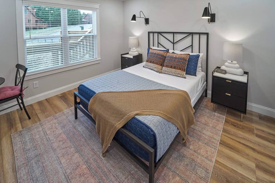 Bedroom 2 - Queen Bed