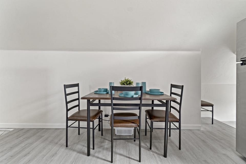 Nice table to seat up to 4