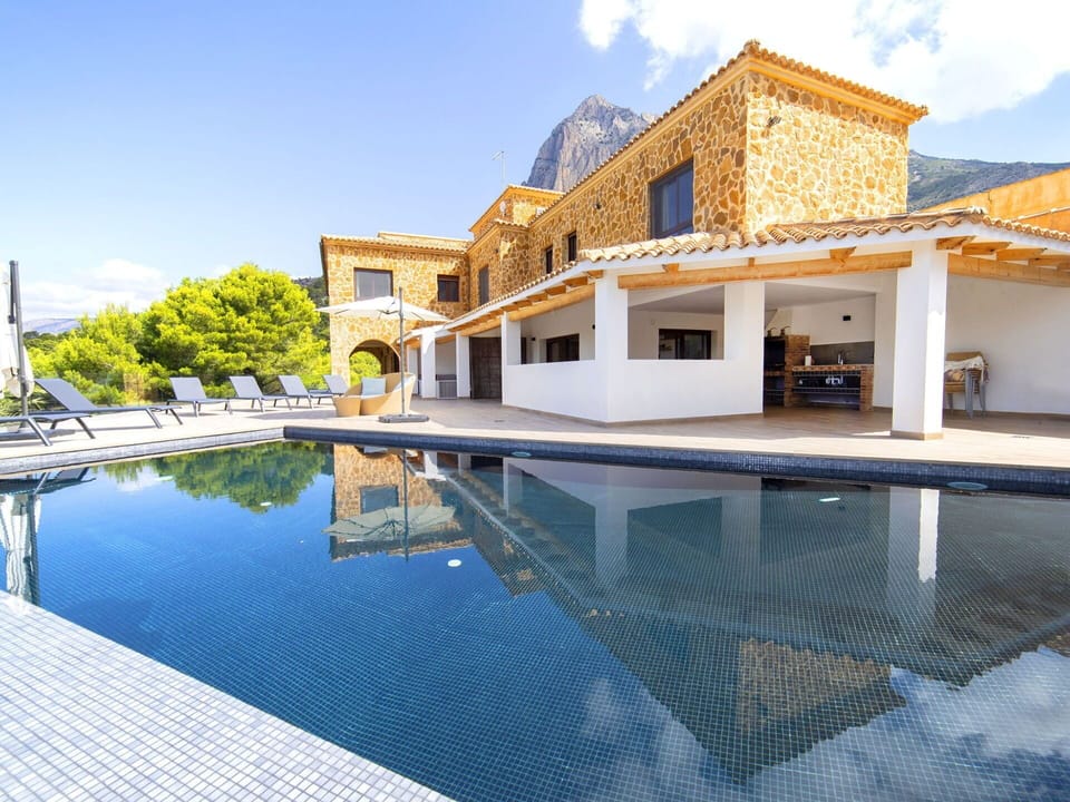 Water, Sky, Building, Property, Daytime, Cloud, Azure, Lighting, House, Architecture