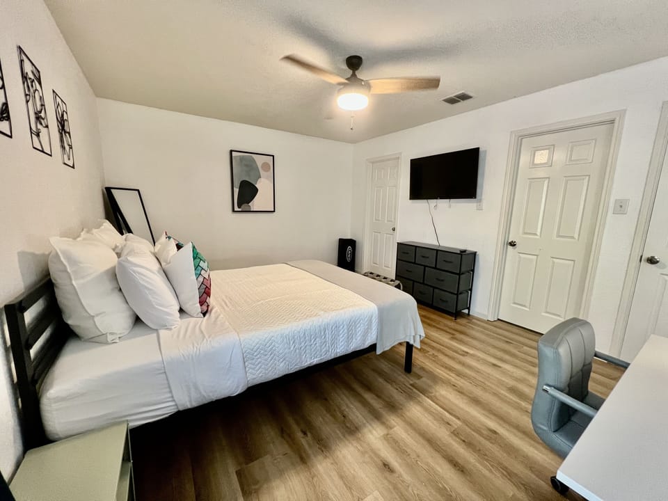 42' Roku TV with Queen bed, dedicated working space, floor mirror, luggage rack