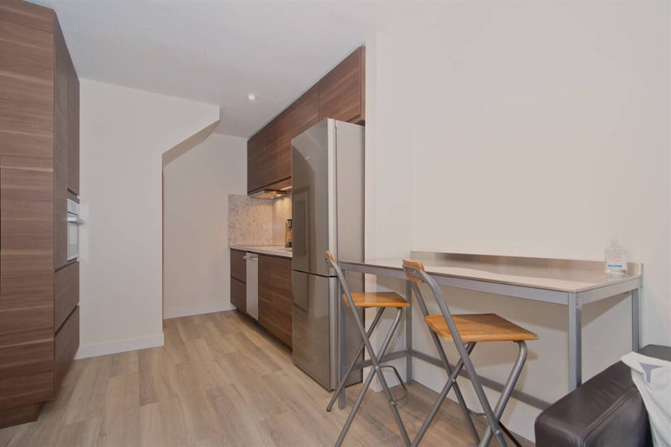 Full appliance , all cookware and small table for 2