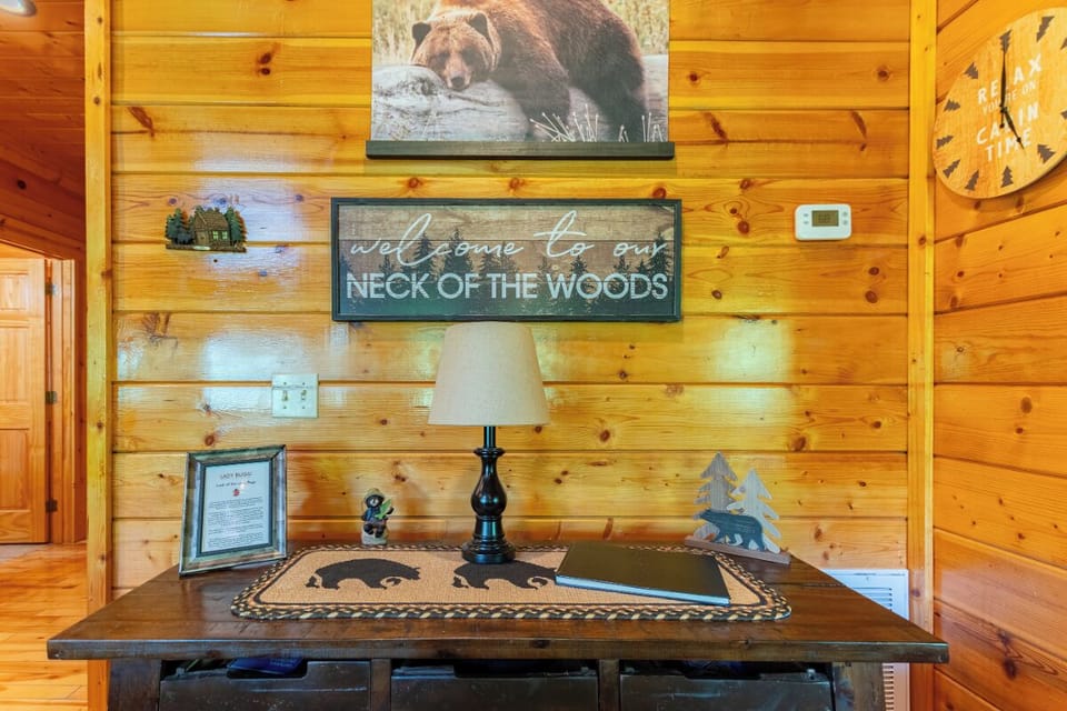Bear Essentials Lodge's cozy living area