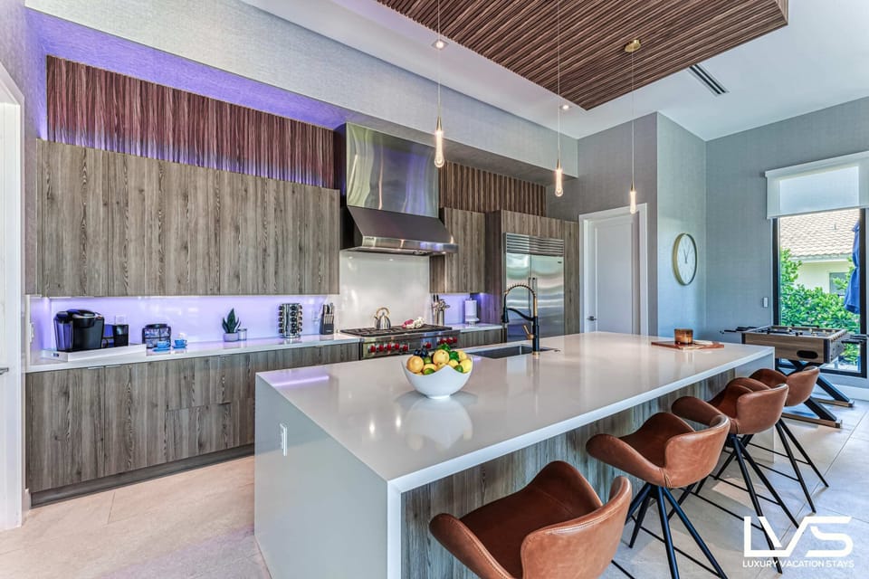 Chef's Kitchen & Island