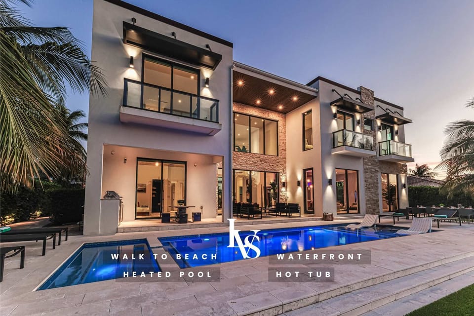 Stunning Heated Salt Water Pool/Hot Tub overlooking 100ft of Waterfront in Coral Ridge Country Club Estates.