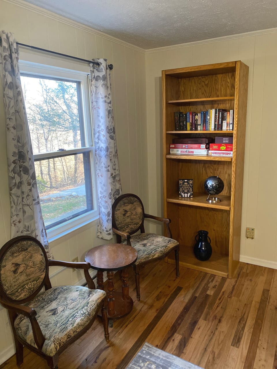 Relax with a good book in the reading nook. 