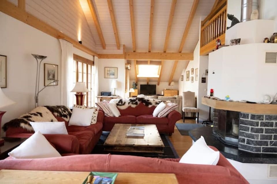 Massive two joined seating areas with very high beamed ceilings. 