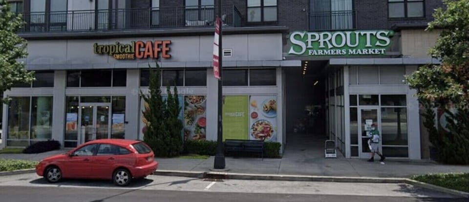 Shopping centers & restaurants walking distance 