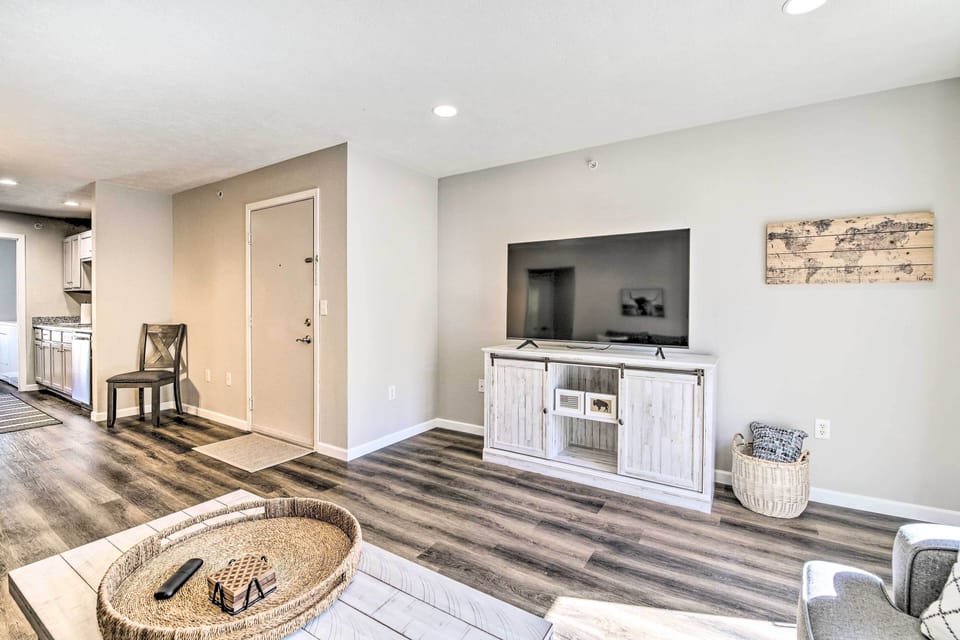 Living Area | Flat-Screen TV | Free WiFi | Open Floor Plan