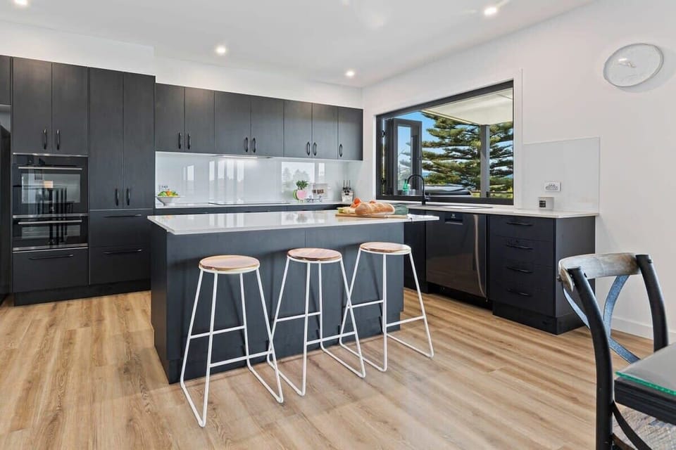 Upper level - fully equipped kitchen!