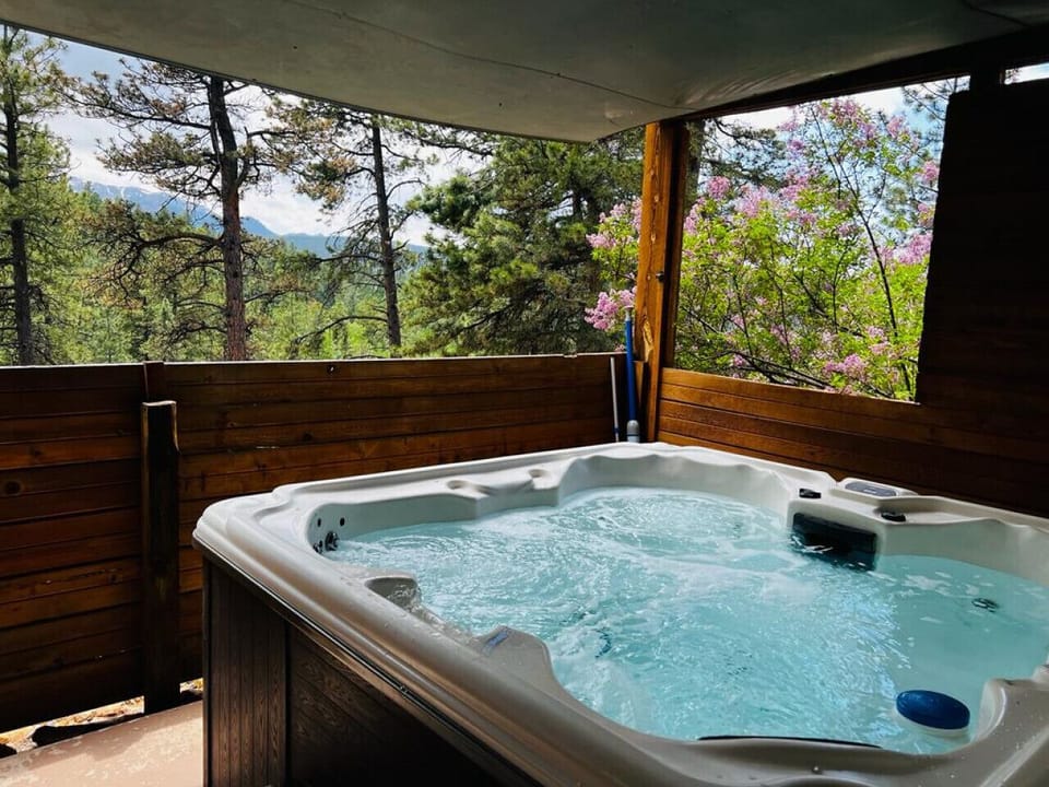 Private hot tub with views of Pikes Peak!