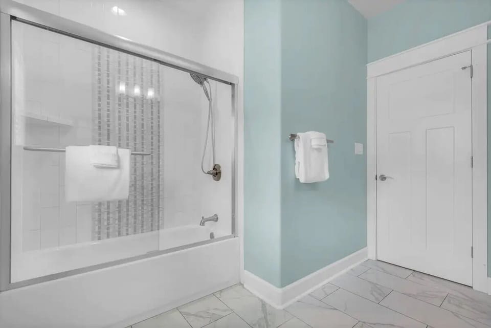 2nd floor shared hall bath