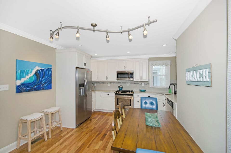 Dining Table & Kitchen