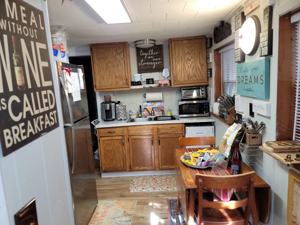 KITCHEN Microwave, Toaster Oven, Dishwasher, Keurig Coffee Machine, K Cups