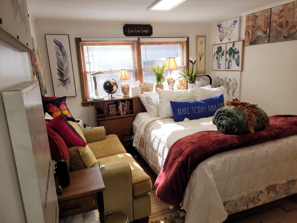 BEDROOM 2 Queen Size Posturepedic Bed 1000 count Cotton Sheets and Blankets