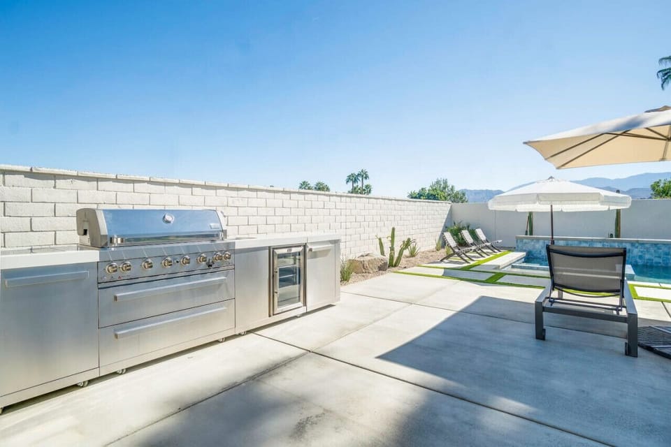 Outdoor grill station & counter space, perfect for poolside cooking & dining