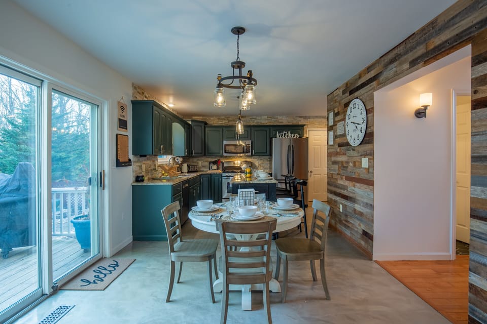 Dine in kitchen 