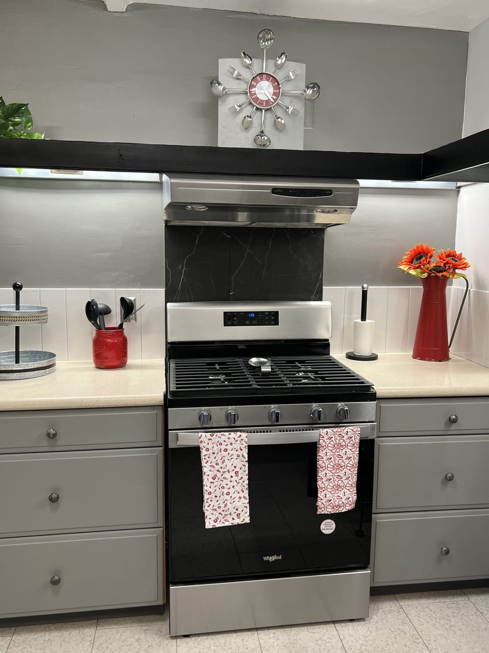 Full kitchen with stove and oven