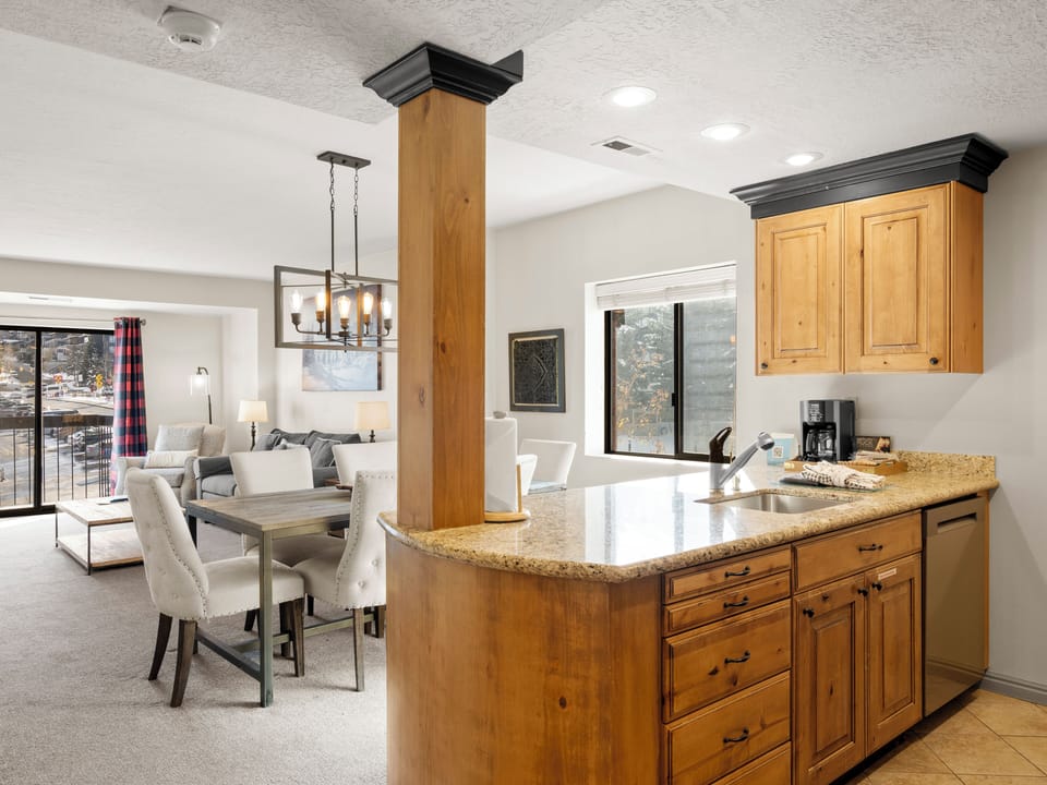 Kitchen / Dining Area