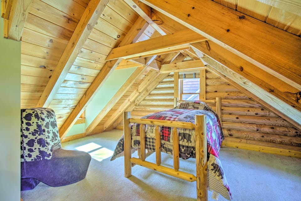 Bedroom 3 | Twin Bed | Queen Bed | 2nd Floor