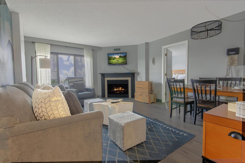 Silver Creek 5405 is your perfect home base for a wonderful Snowshoe getaway!  Enjoy lounging in the living room in front of the electric fireplace.