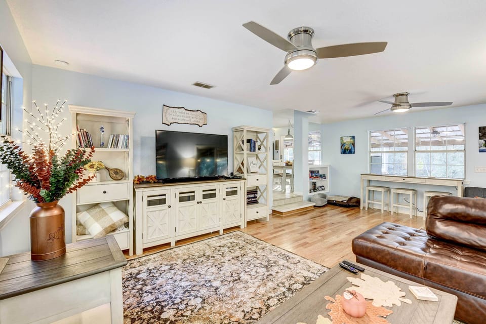 Crestview Vacation Rental | 3BR | 2BA | 963 Sq Ft | Stairs Required