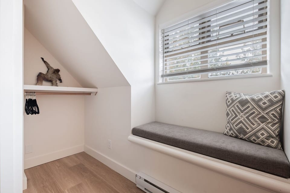3rd bedroom: seating area