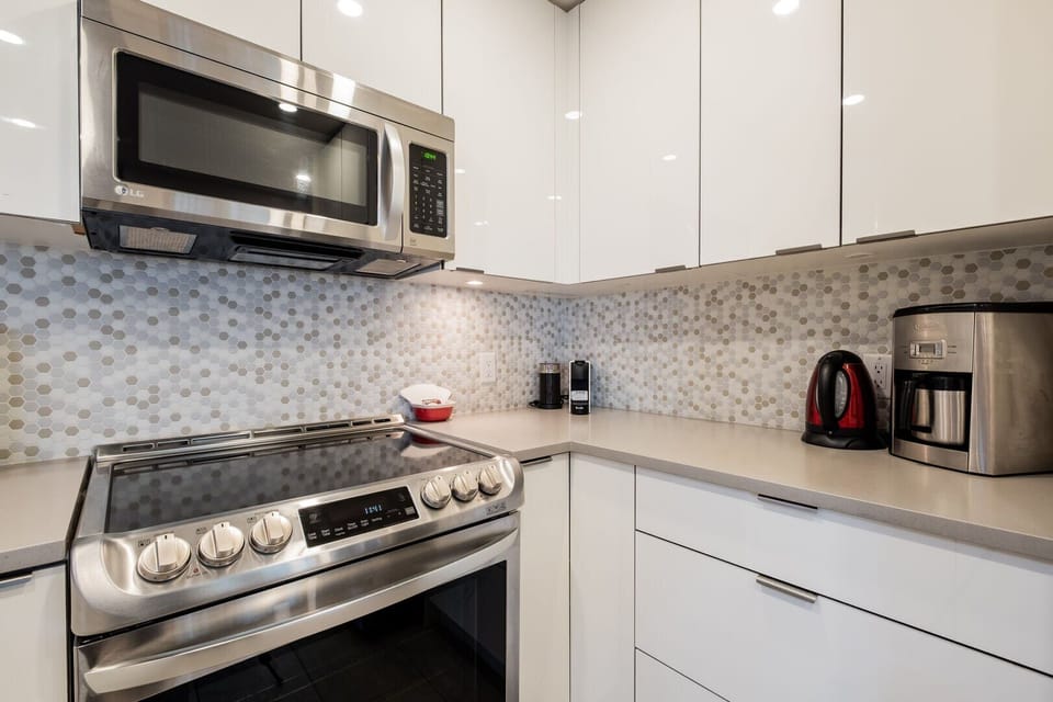 Full kitchen: Stainless steel appliances