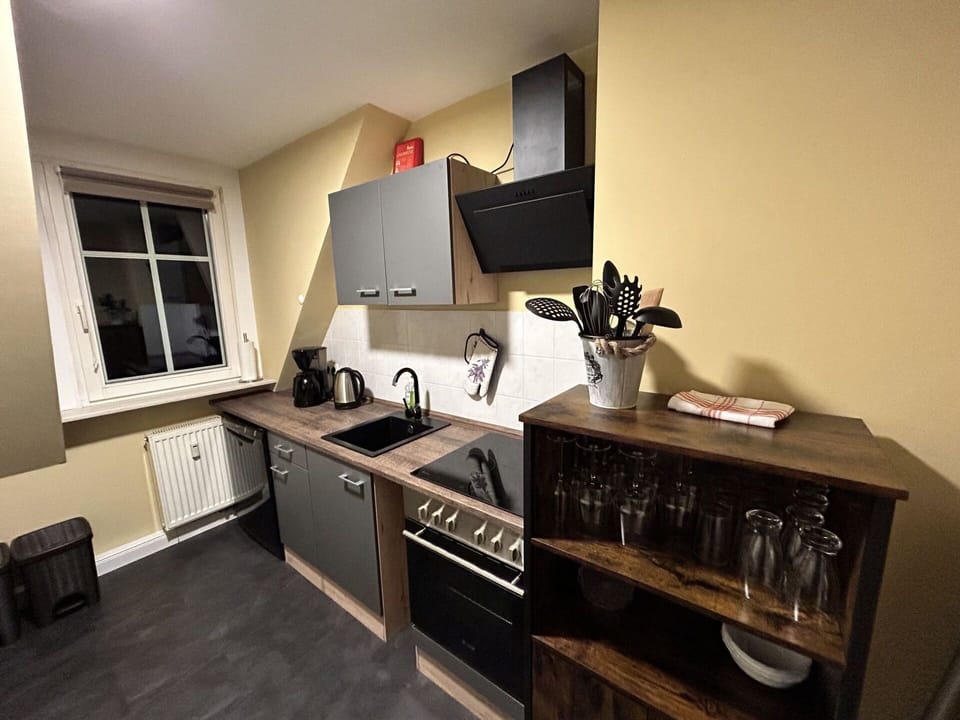 Property, Cabinetry, Countertop, Window, Interior Design, Home Appliance, Kitchen Stove, Gas Stove, Kitchen Appliance