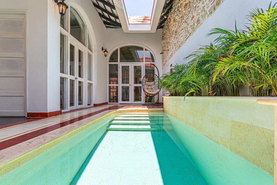 Private pool · Direct sunlight · Colonial stone walls · 24h