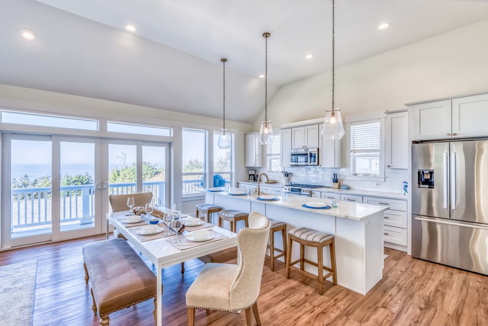 Kitchen & Dining