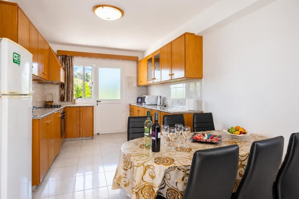 Equipped kitchen with dining area