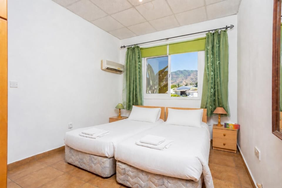 Twin bedroom with A/C