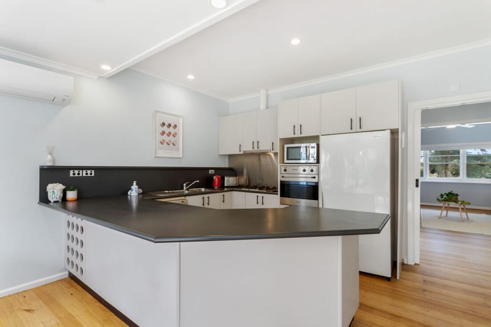 Don`t feel like cooking while on holidays? Don`t blame you. Dromana has  heaps of cafe`s and resturants to enjoy. Here are a few to try: Two Buoys, Dee`s Kitchen and 095 Pizza Bar.