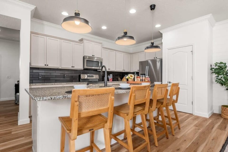 Wide island in fully stocked kitchen